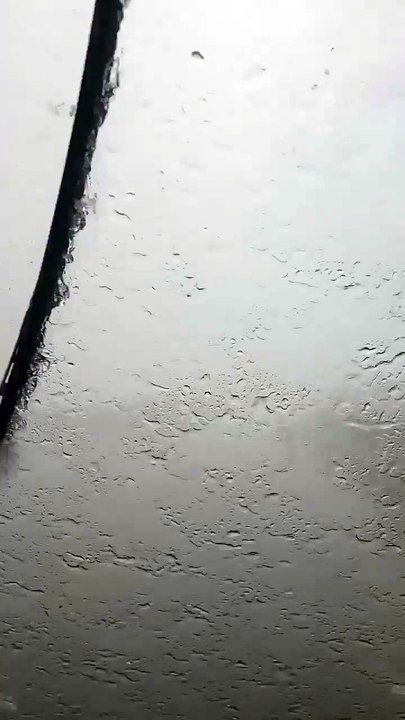 Öyle bir yağmur yağdı ki sel seli götürdü görüş mesafesi çok düşük araçlar sağa çekti bekliyor