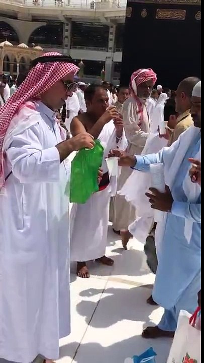 Metin Demirtas. Umre 2017. Kabe'de tavaf alaninda Zemzem dagitirken 1-3. The holy Water of Zamzam. Zemzem suyu nasil cikti. Zemzem suyunun kaynagi. Zemzem suyu faydalari. Zemzem suyu nasil icilir. Zemzem icerken okunan dua. Zemzem suyu hakkinda bilgiler.