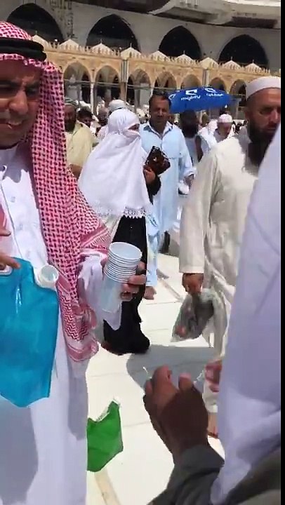 Metin Demirtas. Umre 2017. Tavafda Zemzem dagitirken 3-3. Hacilara & umrecilere zemzem suyu verirken. Hacilara su dagitmak. Tavaf esnasinda zemzem suyu dagitmak. Zemzem suyunun inanilmaz faydalari. Zemzem suyu nasil bulundu. Zemzem suyunun mucizesi.Zamzam