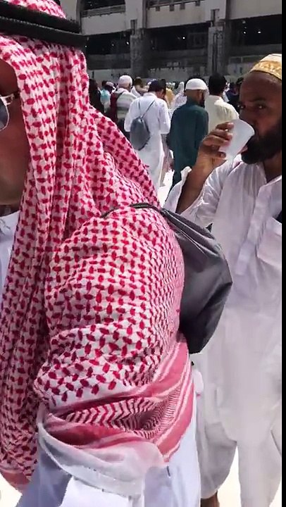 Metin Demirtas. Umre 2017. Tavafda Zemzem dagitirken 2-3.Hz. Hacer annemizin ve Hz Ismail'in hatirina. Zemzem suyunun özellikleri. Zemzem suyunun hikayesi. Zemzem suyunun faydalari. Zemzem suyu vücuttan nasil atilir. Zemzem suyunun kaynagi. Zamzam water.