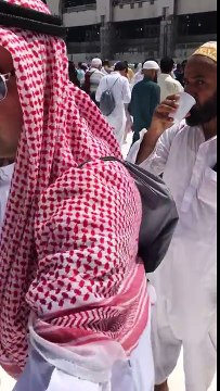 Metin Demirtas. Umre 2017. Tavafda Zemzem dagitirken 2-3.Hz. Hacer annemizin ve Hz Ismail'in hatirina. Zemzem suyunun özellikleri. Zemzem suyunun hikayesi. Zemzem suyunun faydalari. Zemzem suyu vücuttan nasil atilir. Zemzem suyunun kaynagi. Zamzam water.