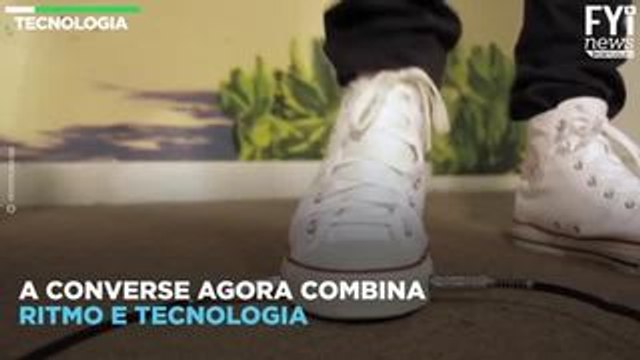 Pedal para guitarra embutido em tênis Converse