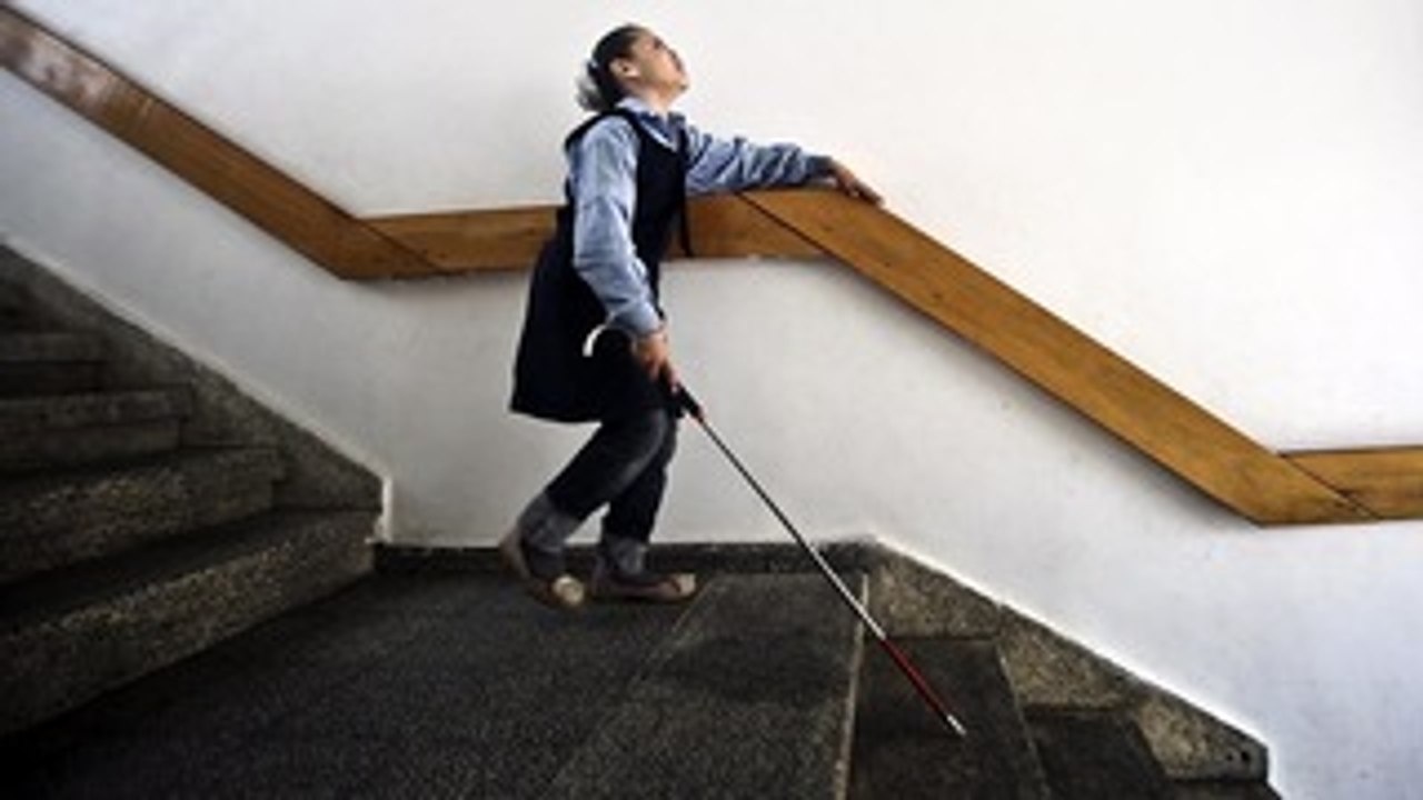 Menina inventa cinto guia para cegos