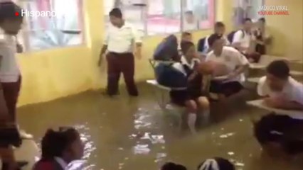 Lluvia transformó un salón de clases en una piscina
