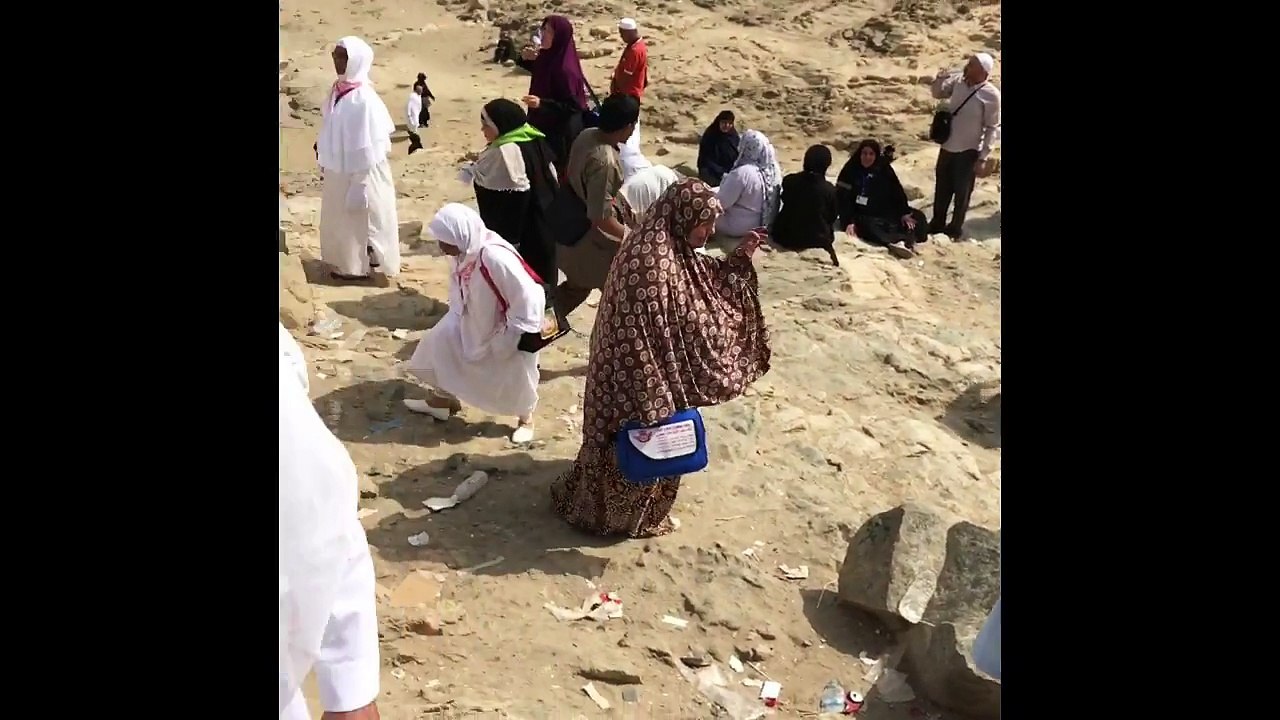 Metin Demirtas. Umre 2017. Arafat Dagina tirmanirken. Hz Adem AS. ve Hz Havvann bulusma Cenneten sonra bulusma noktasi. Arafat daginda yapilan dua. Dualarin kabul edildige yerler. Mekkede Dualarin kabul oldugu yerler kutsal mekanlar.Jabal Al Rahmah Arafat