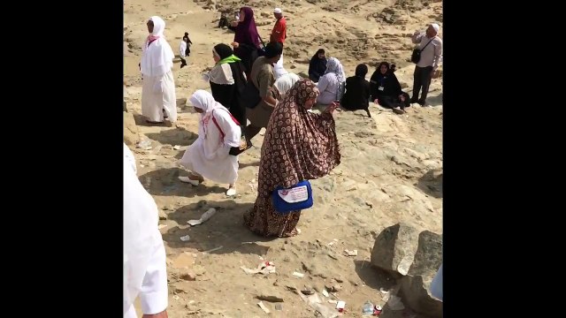 Metin Demirtas. Umre 2017. Arafat Dagina tirmanirken. Hz Adem AS. ve Hz Havvann bulusma Cenneten sonra bulusma noktasi. Arafat daginda yapilan dua. Dualarin kabul edildige yerler. Mekkede Dualarin kabul oldugu yerler kutsal mekanlar.Jabal Al Rahmah Arafat