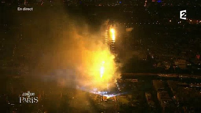 Regardez les premières images du feu d'artifice magnifique qui est en train d'être tirer en ce moment même à Paris - Vid