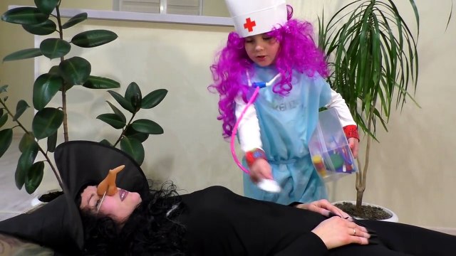 Играем в доктора с уколами! Ведьма Баба Яга отравила пауками Щенячий патруль Маша Свинка П