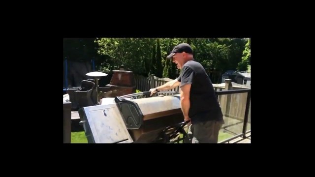 Un homme descend des escaliers avec son barbecue !