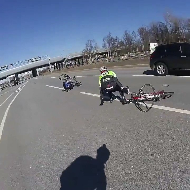 Un camion percutte un cycliste HARD