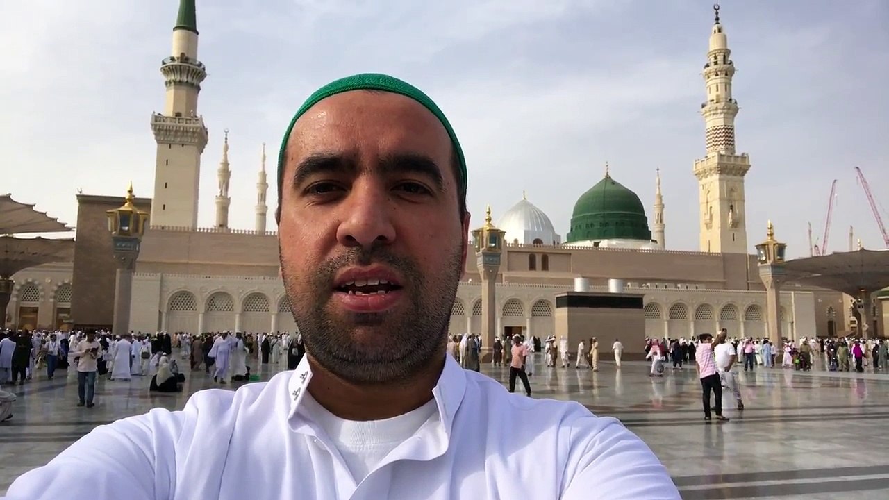 Peygamberimizi Medinede Ravzasinda nasil selamlamali. Ravza-ı Mutahhara'da Efendimiz (SAV) i selamlarken. Peygamberimizi nasıl selamlamalı. Mescidi Nebevide Efendimizi Medine'de Yeşil Kubbe önünde Peygamber (SAV) Efendimizin huzurunda. Metin Demirtas 2017