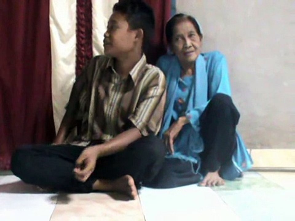 KEMESRAAN NENEK ROHAYA DAN SUAMINYA YANG USIA 16 TAHUN