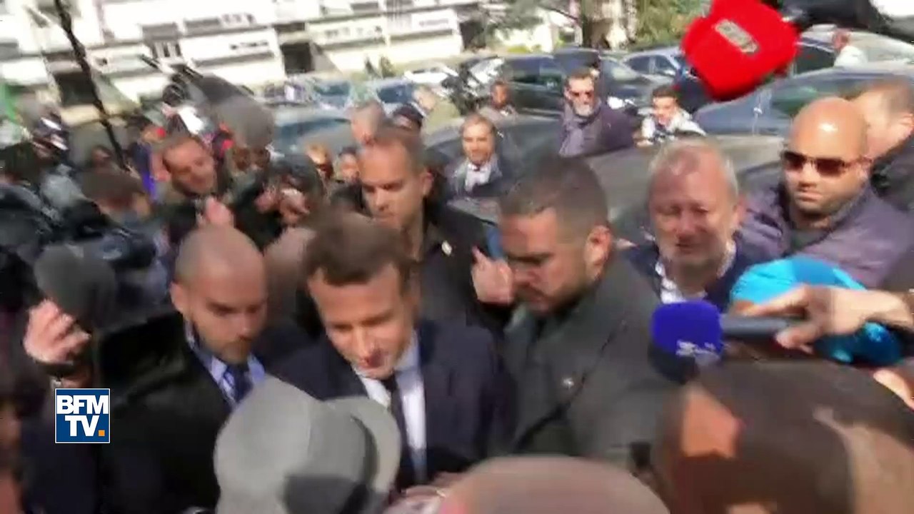 Le candidat d’En Marche ! arrive à Sarcelles sous les "Macron Président !" des habitants