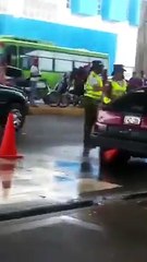 Chofer le da una TABANADA a una Amet