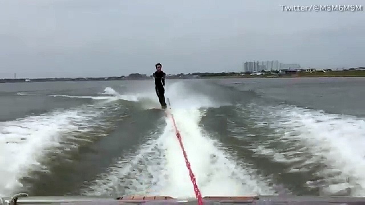 un skieur malchanceux frappé par un poisson sautant dans un endroit très sensible