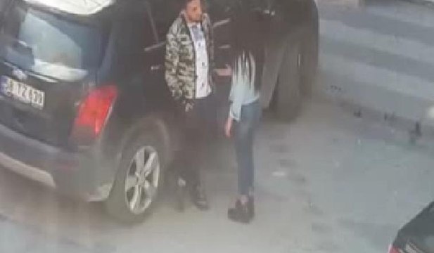 Sokak ortasında genç kadını darp ettiler, kimse oralı olmadı