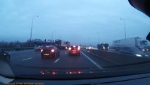 Une voiture tombe d'un camion sur l'autoroute !