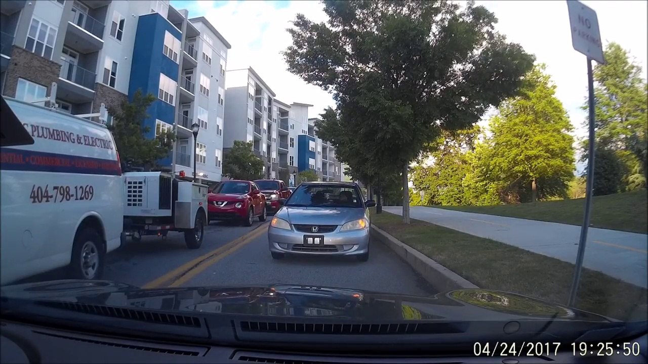 Elle conduit à contre-sens pour gagner du temps... FAIL