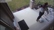 Cette meuf vole un colis Amazon devant l'entrée d'une maison !