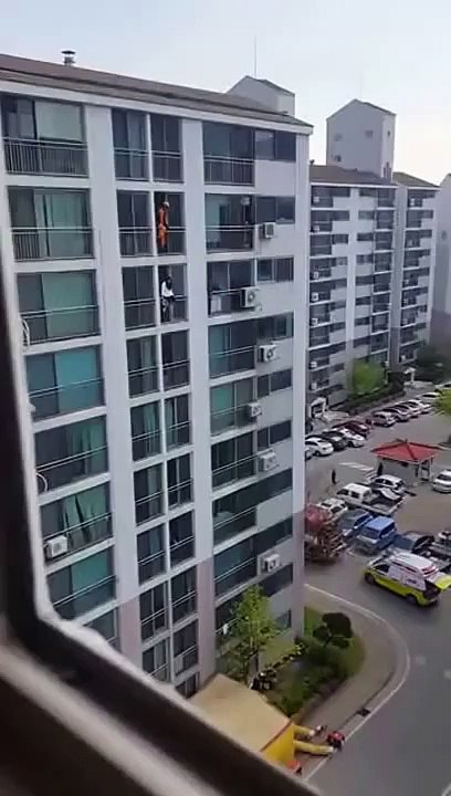 Ce pompier va sauver la vie de cette ado suicidaire... Regardez comment il fait. Incroyable