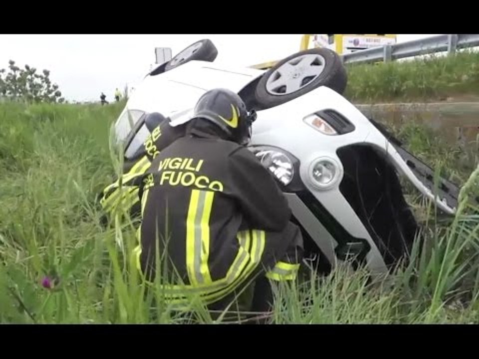 Rimini - Auto finisce fuori strada su A14 in direzione Bologna (26.04.17)