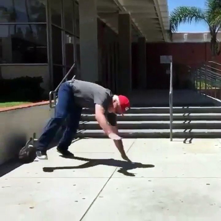 Ce vieil homme ne lâche rien pour réussir un saut sur son skate