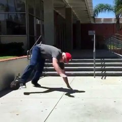 Ce vieil homme ne lâche rien pour réussir un saut sur son skate