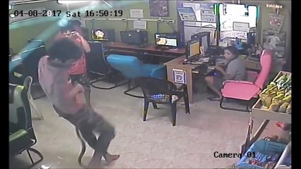 Un serpent fait paniquer tout le monde dans un cyber café