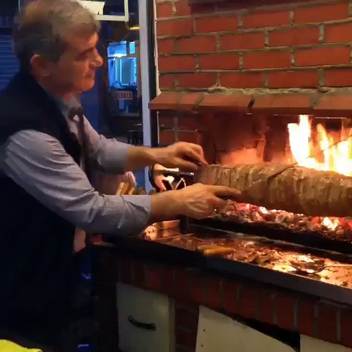 . . الشاورما التركيه على الفحم بطريقة غير تقليدية من مطعم sehzade cag kebab بمنطقة سيركجي في اسطنبول