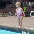 Cette fillette a 1 an et elle traverse déjà la piscine en nageant !