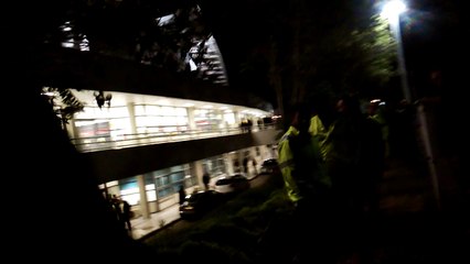 ΑΕΚ-Ολυμπιακός Η αστυνομία απωθεί οπαδούς από τη μικτή ζώνη