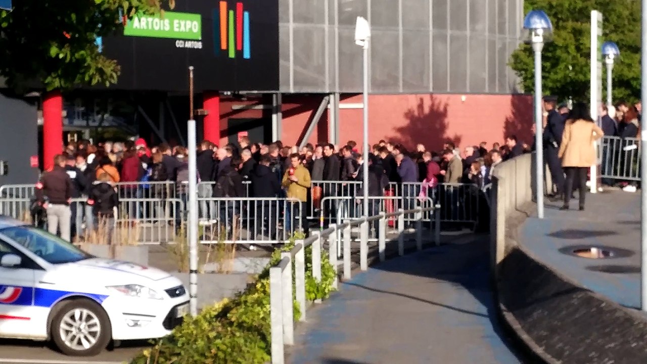 Emmanuel Macron : meeting d'Arras du 26 avril 2017 - Le journaliste de "Quotidien" (TMC) Hugo Clément intervient à l'entrée