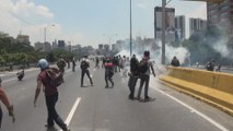 Fuerzas de seguridad venezolanas disipan marchas opositoras en Caracas