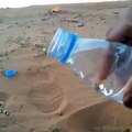 Guardate cosa succede quando versa l'acqua sulla sabbia... WOW!
