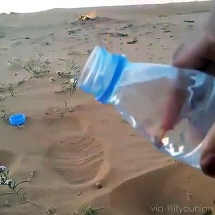 Guardate cosa succede quando versa l'acqua sulla sabbia... WOW!