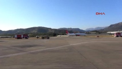 Antalya Rusya'dan Gelen Ilk Charter Uçak Su Takıyla Karşılandı