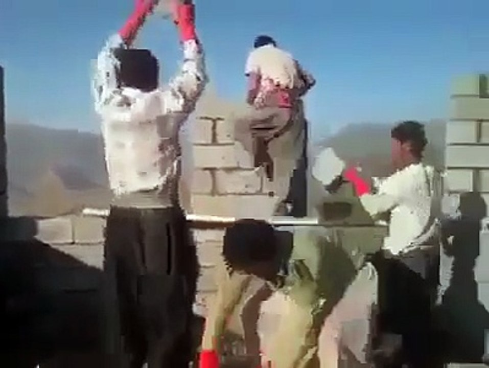 Sur la base des rythmes de danse des travailleurs construisent au hasard