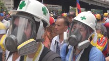 Voluntarios venezolanos se sumergen en las protestas para socorrer a los heridos