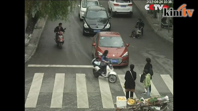 Toddle Suffers Only Minor Bruise When Run Over Twice by Cars in Southwest China
