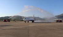 Rusya'dan gelen ilk charter uçak su takıyla karşılandı