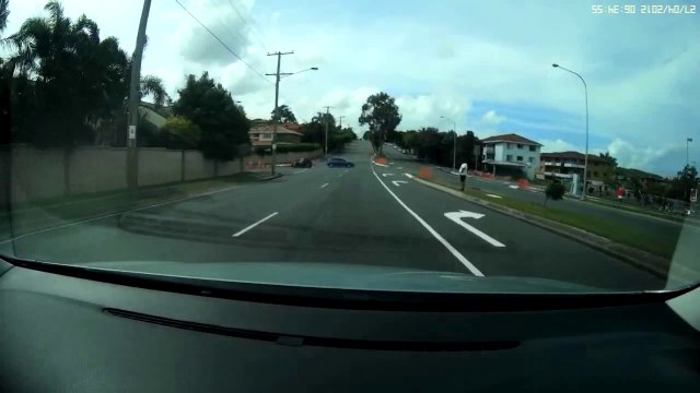 Un chauffard évite un autre chauffard... Accident évité de peu!