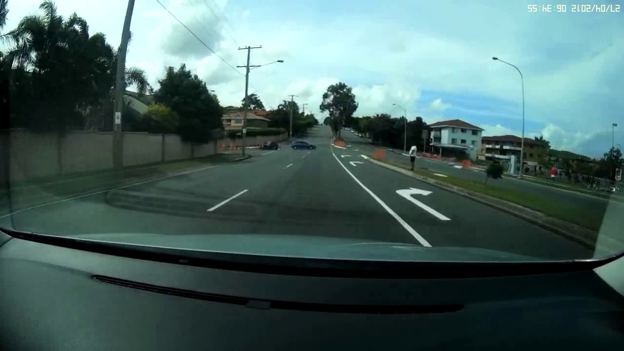Un chauffard évite un autre chauffard... Accident évité de peu!