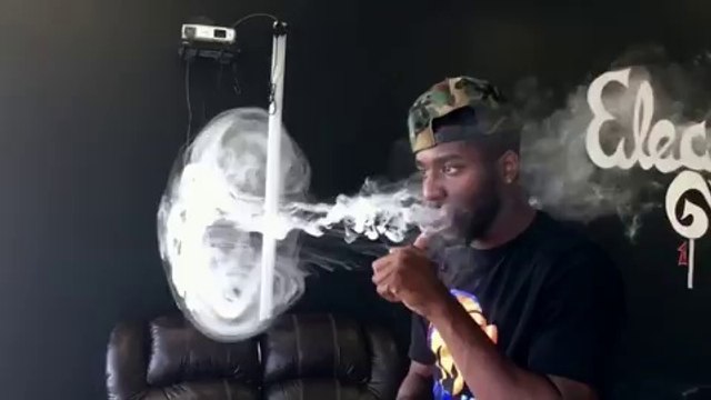 Il fait une méduse en rond de fumée... Vaping Cloud