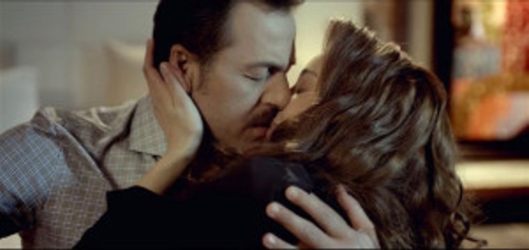 Azra Akın Yeni Filmindeki Öpüşme Sahneleriyle Çok Konuşulacak