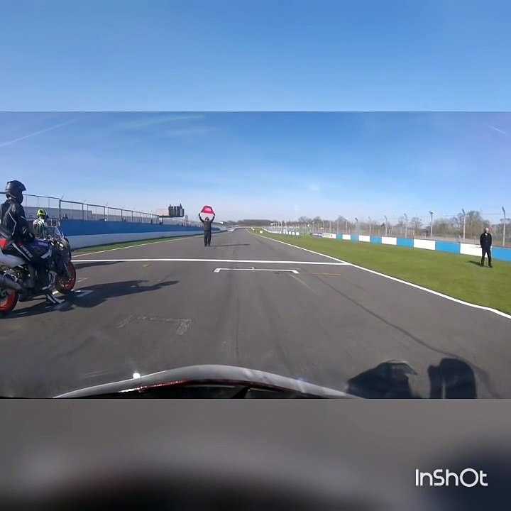 Après une chute, ce motard se fait percuter par un autre pilote à pleine vitesse.