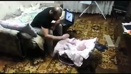 Bebeği Koruyan Kedi