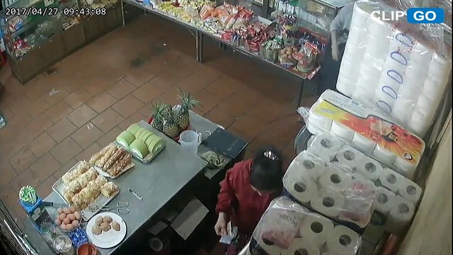 Thanh niên mua nước ngọt, tiện tay trộm luôn điên thoại xịn