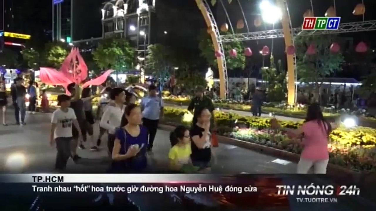 TP.HCM_ Tranh nhau “hốt” hoa trước giờ đường hoa Nguyễn Huệ đóng cửa