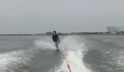 Sörf yapan adama 'uçan balık' saldırısı