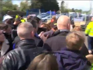 নির্বাচনের প্রচারণায় গিয়ে বিক্ষোভের মুখে ইমানুয়েল ম্যাক্রোঁ